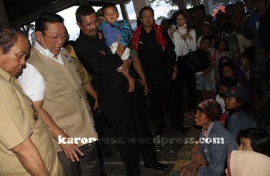 MENKOKESRA Agung Laksono dan Wagubsu Tengku Erry Nuradi menyapa pengungsi di jambur Sempakata Kabanjahe. (KaroNews/Adhif)